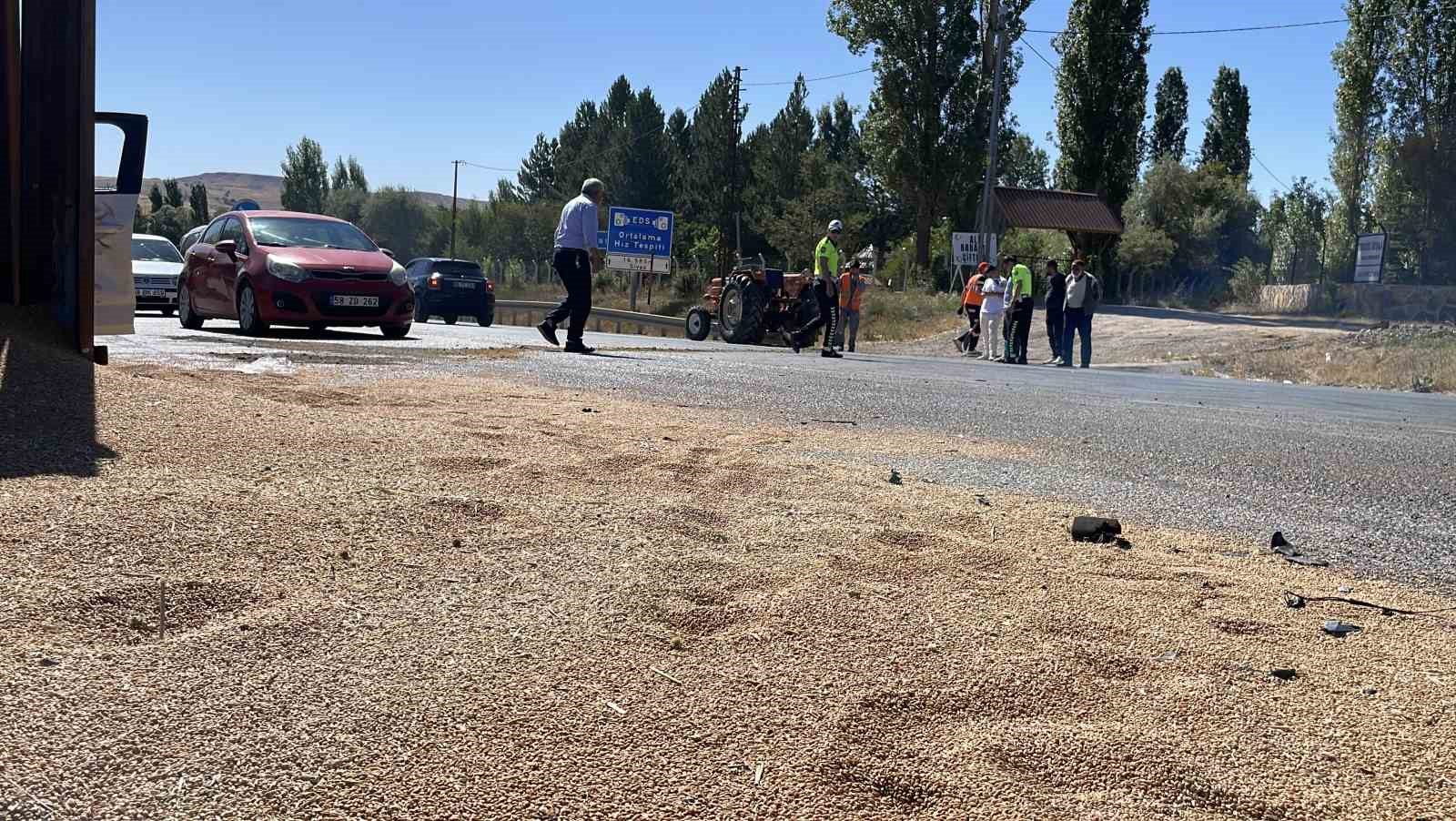 Kontrolsüz yola çıkan buğday yüklü traktör kazaya neden oldu: 3 yaralı