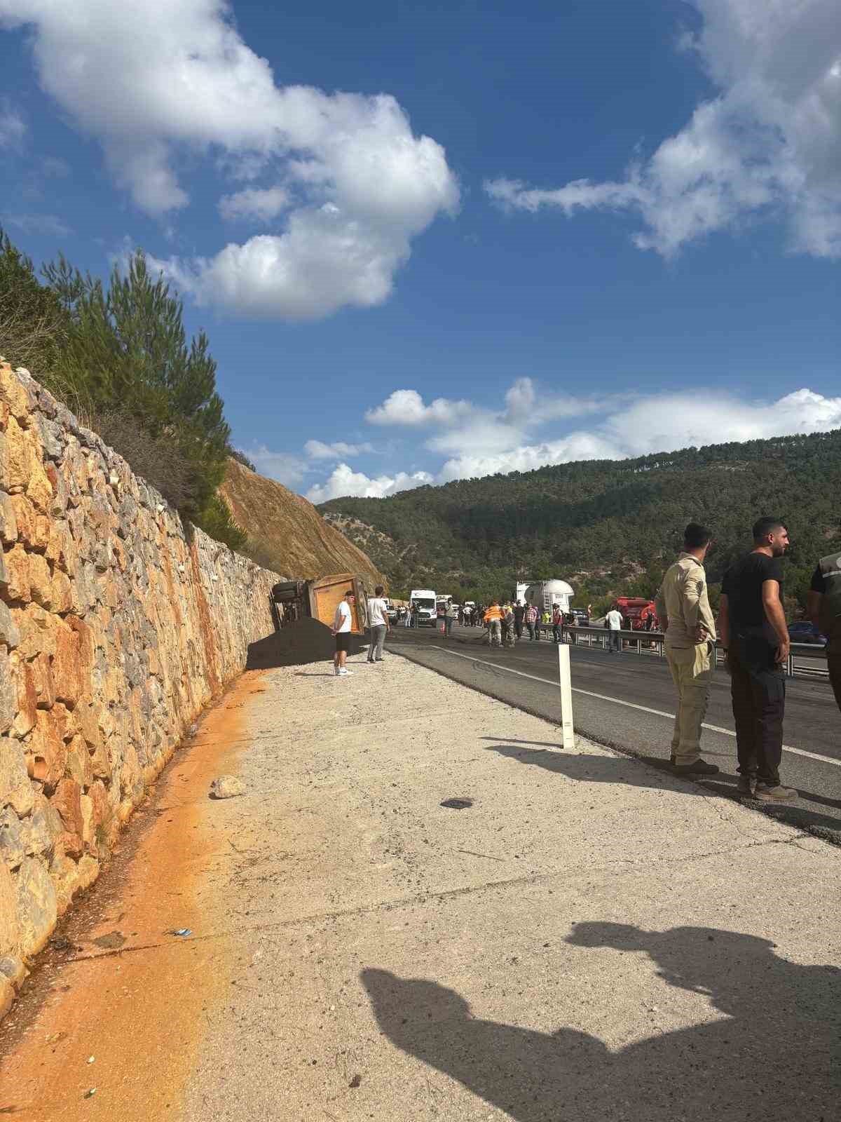 Devrilen zift yüklü kamyon alev aldı, karayolu trafiğe kapandı