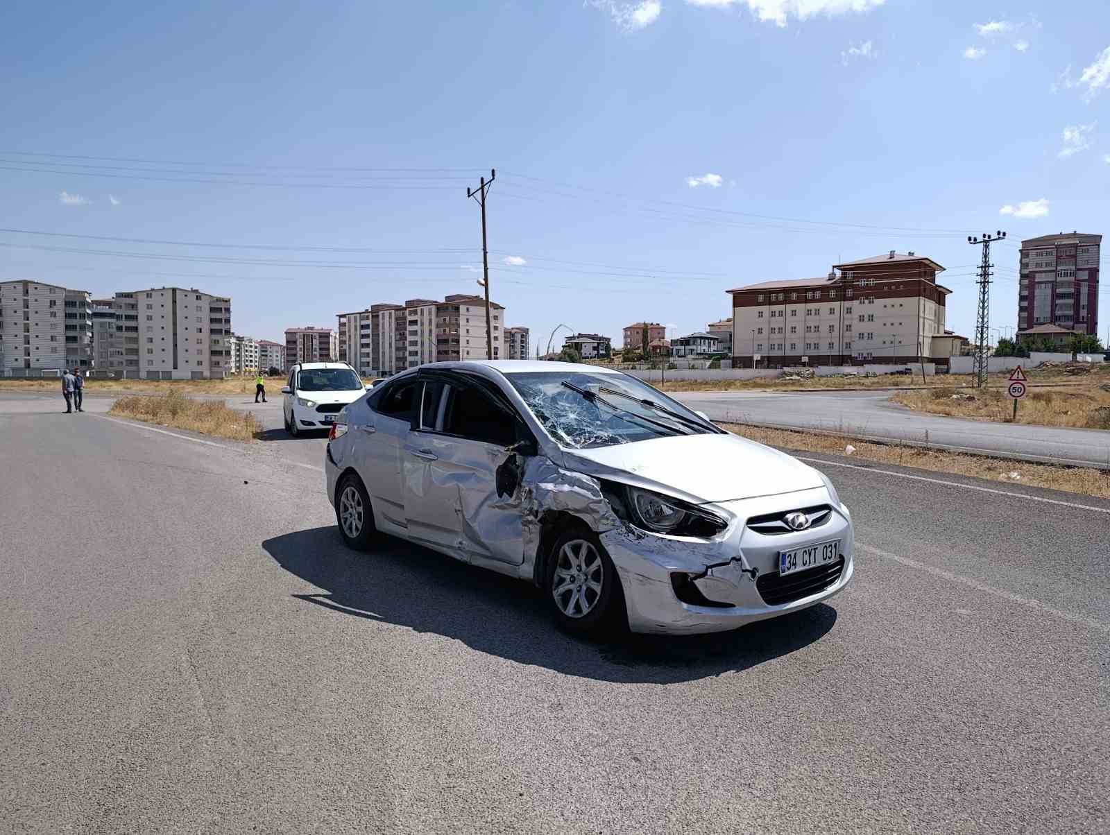 Sivas’ta kamyonet ile otomobil çarpıştı: 3’ü çocuk 6 yaralı