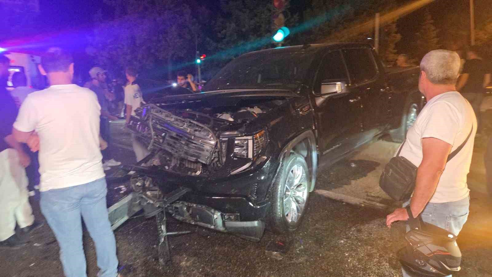 Kamyonetin çarptığı ambulans bahçeye uçtu: 5 yaralı