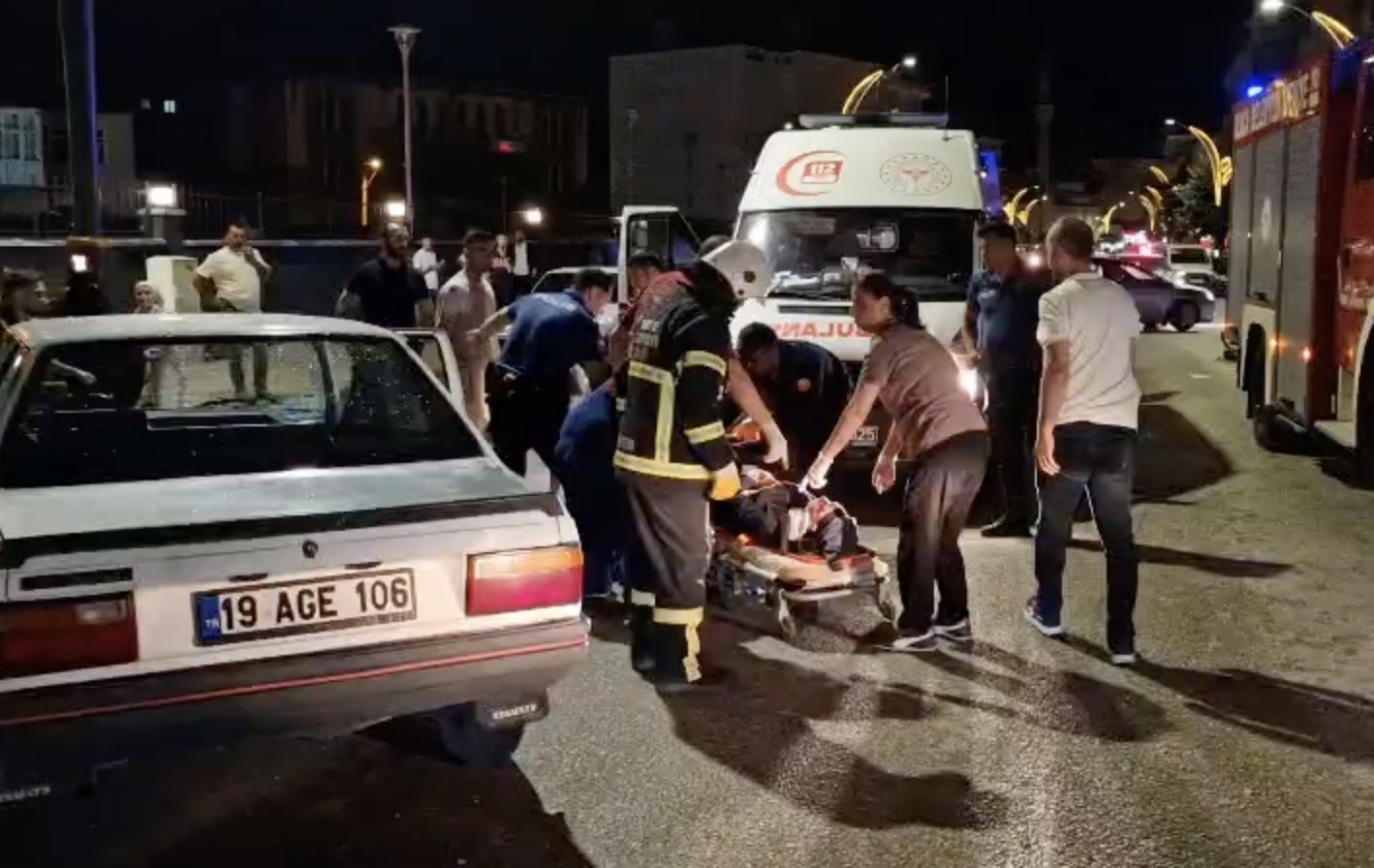 Otomobil, yaya geçidinde duran araca böyle çarptı: 2 yaralı