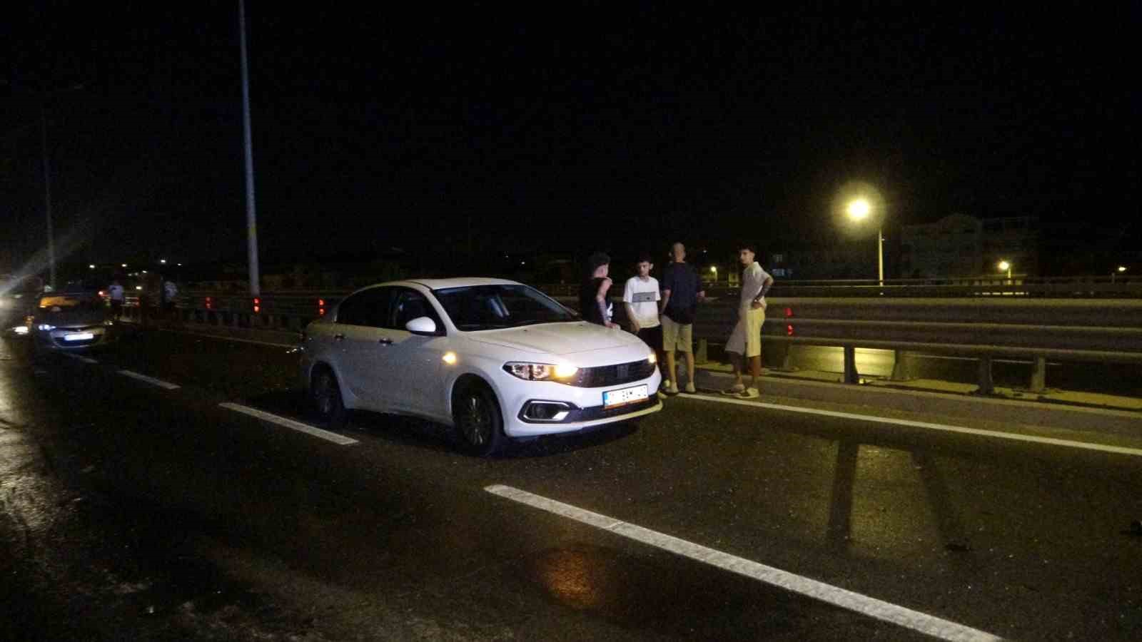 Antalya’da aynı yerde iki ayrı kaza 2 kişinin yaralanmasına, trafiğin de 2 saat kapanmasına neden oldu