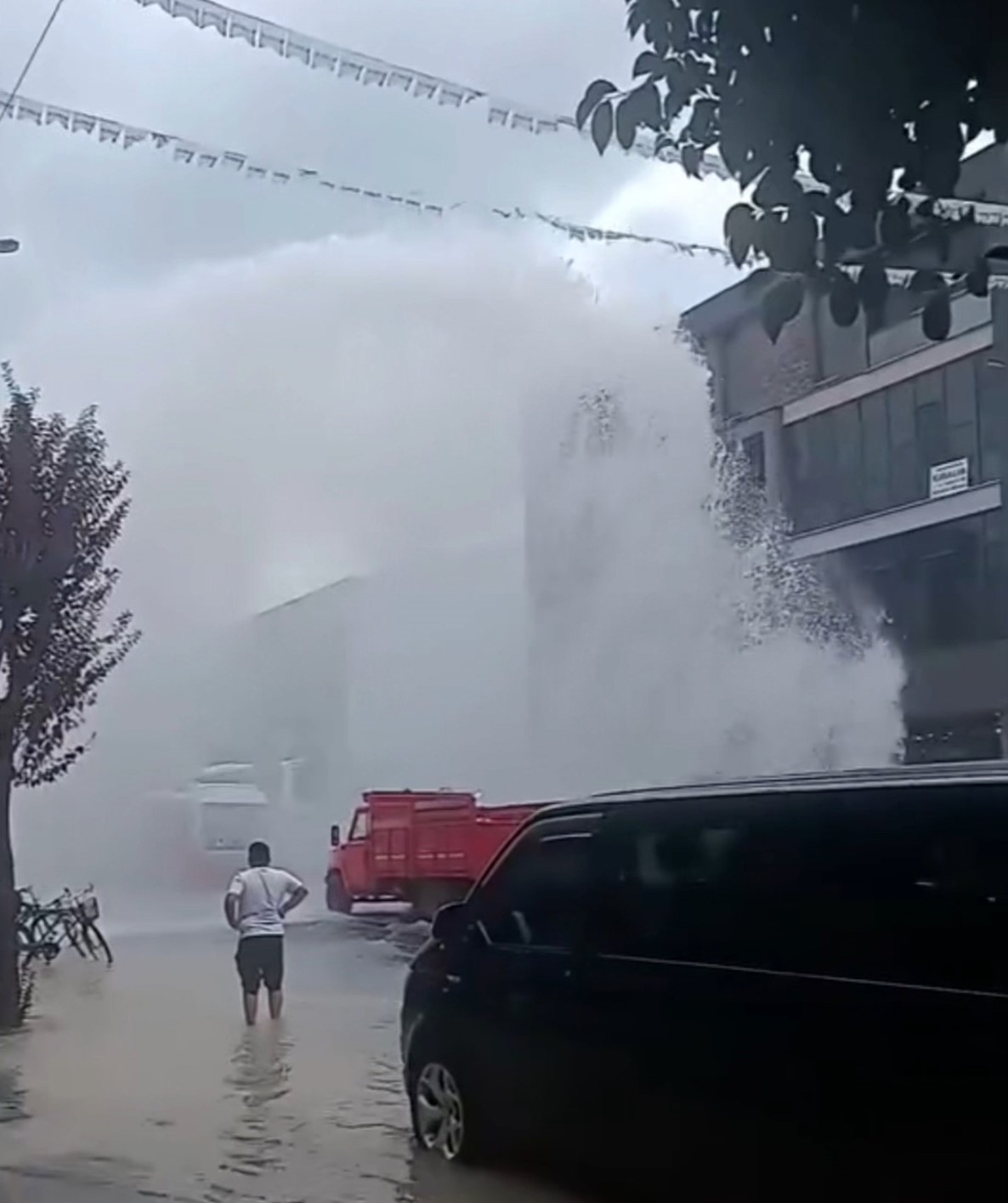 Düzce’de su borusu patladı: 5 metre su fışkırdı