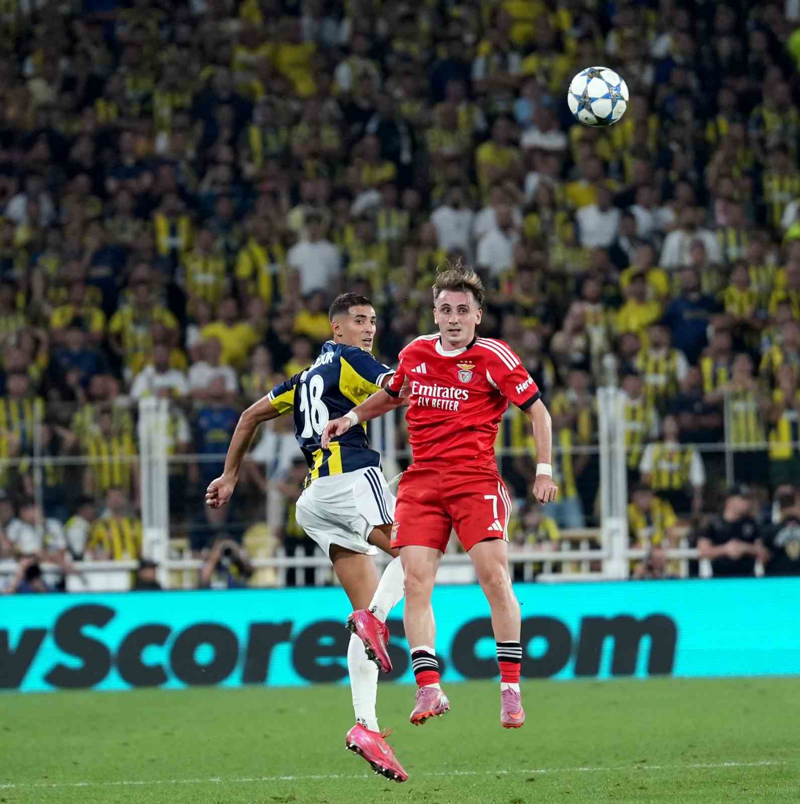 UEFA Şampiyonlar Ligi: Fenerbahçe: 0 - Benfica: 0 (İlk yarı)
