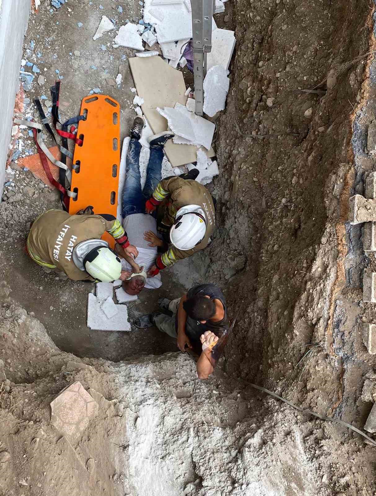 İskenderun’da bina boşluğuna düşen şahıs yaralandı