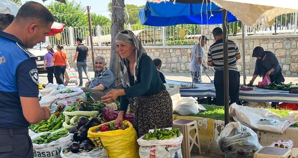 Efeler’de pazar yerlerinde fiyat etiketi denetimi
