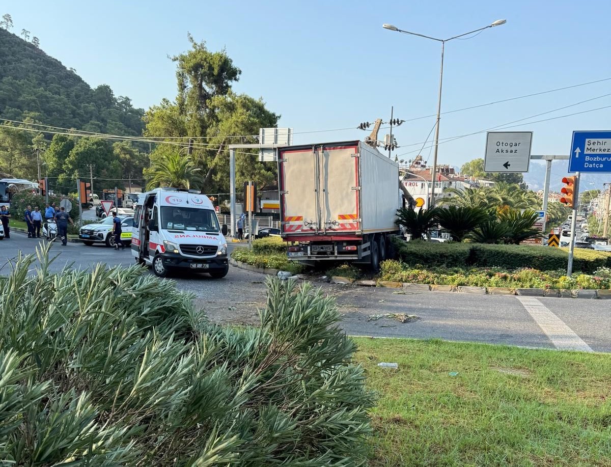 Freni tutmayan kamyon beton direği ikiye böldü
