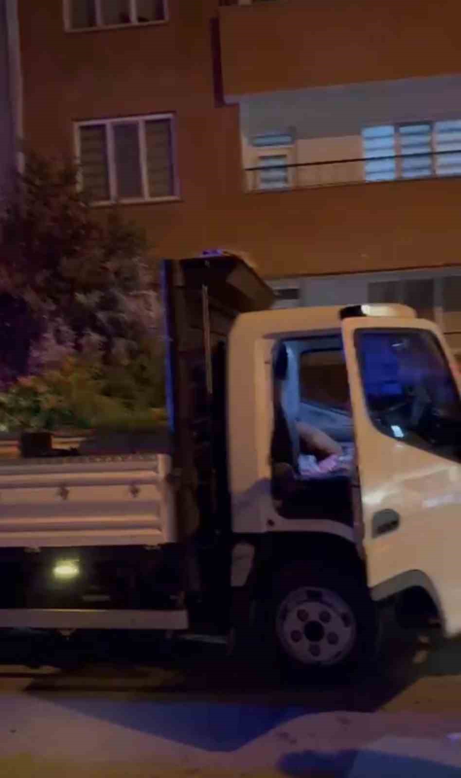 Kamyonetle gezerken polise yakalanan çocuk polis arabasına çarptı