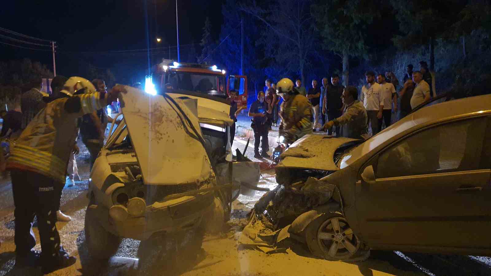 Manisa’da iki otomobil kafa kafaya çarpıştı: 7 yaralı