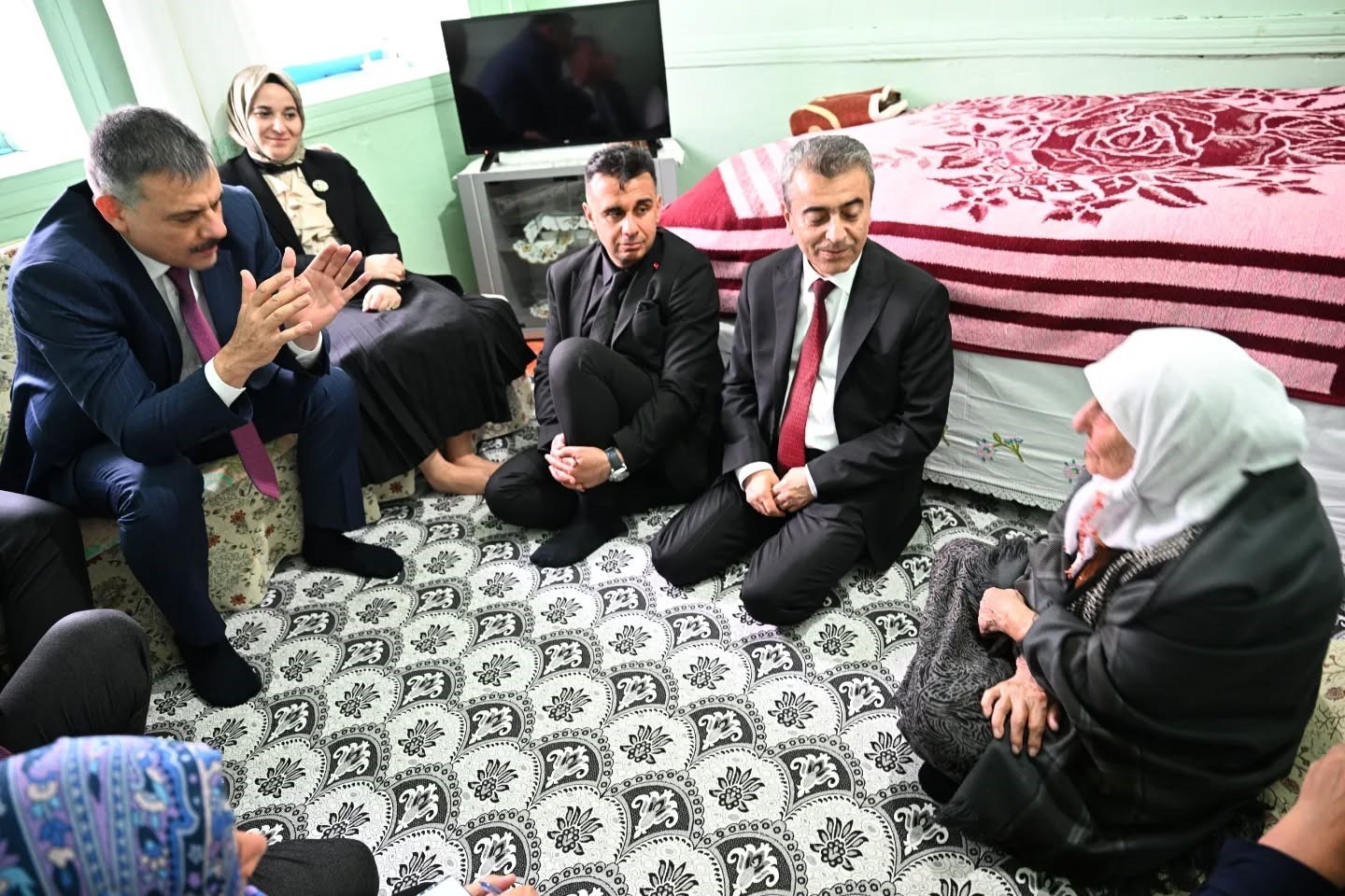 102 yaşındaki Mühibe Nine’ye vefa ziyareti