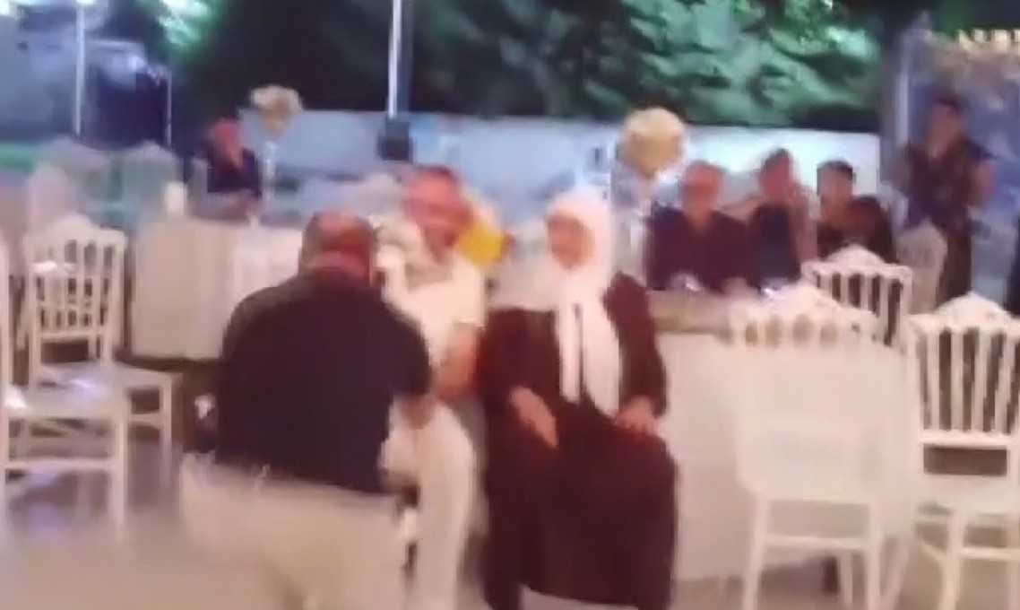 Gelin çiçeği için genç kızlar değil erkekler yarıştı