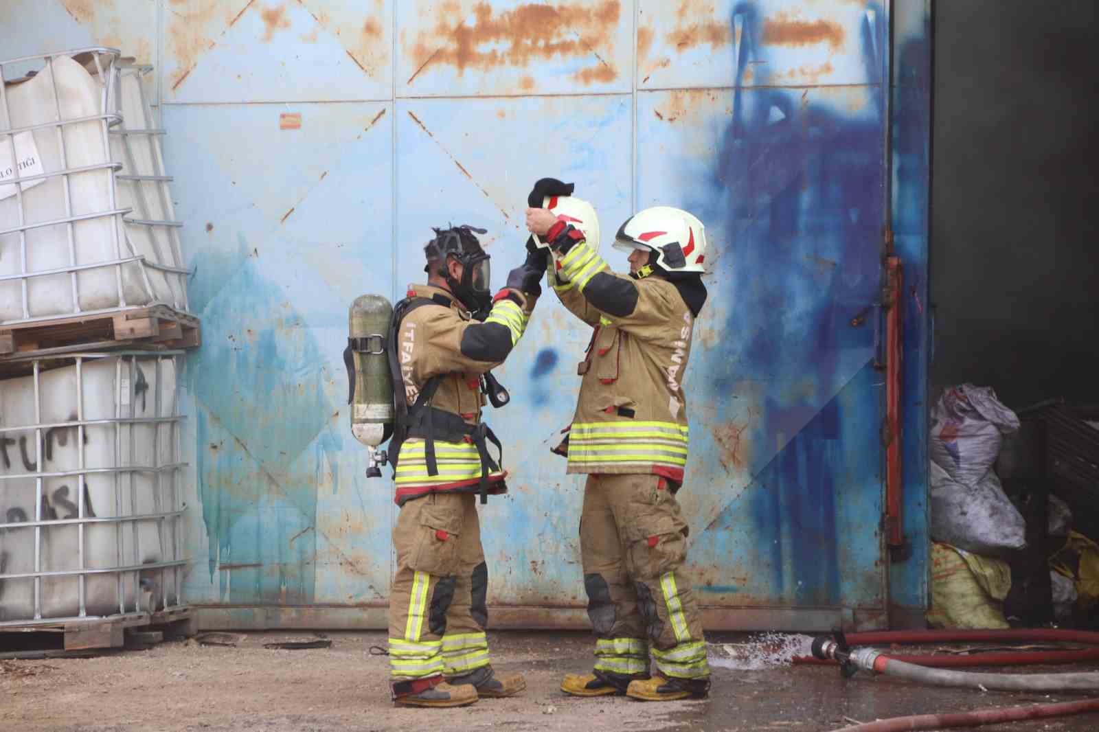 Dumanlar ilçeyi kapladı, itfaiye ekipleri saatlerce mücadele etti