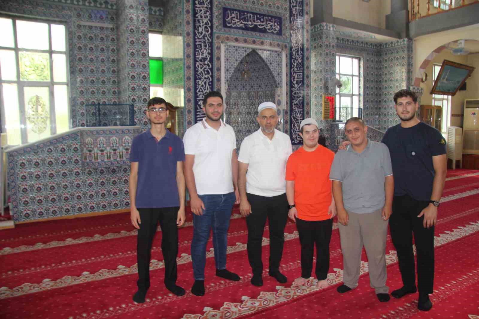 Cami aşığı down sendromlu genç çevresine neşe saçıyor