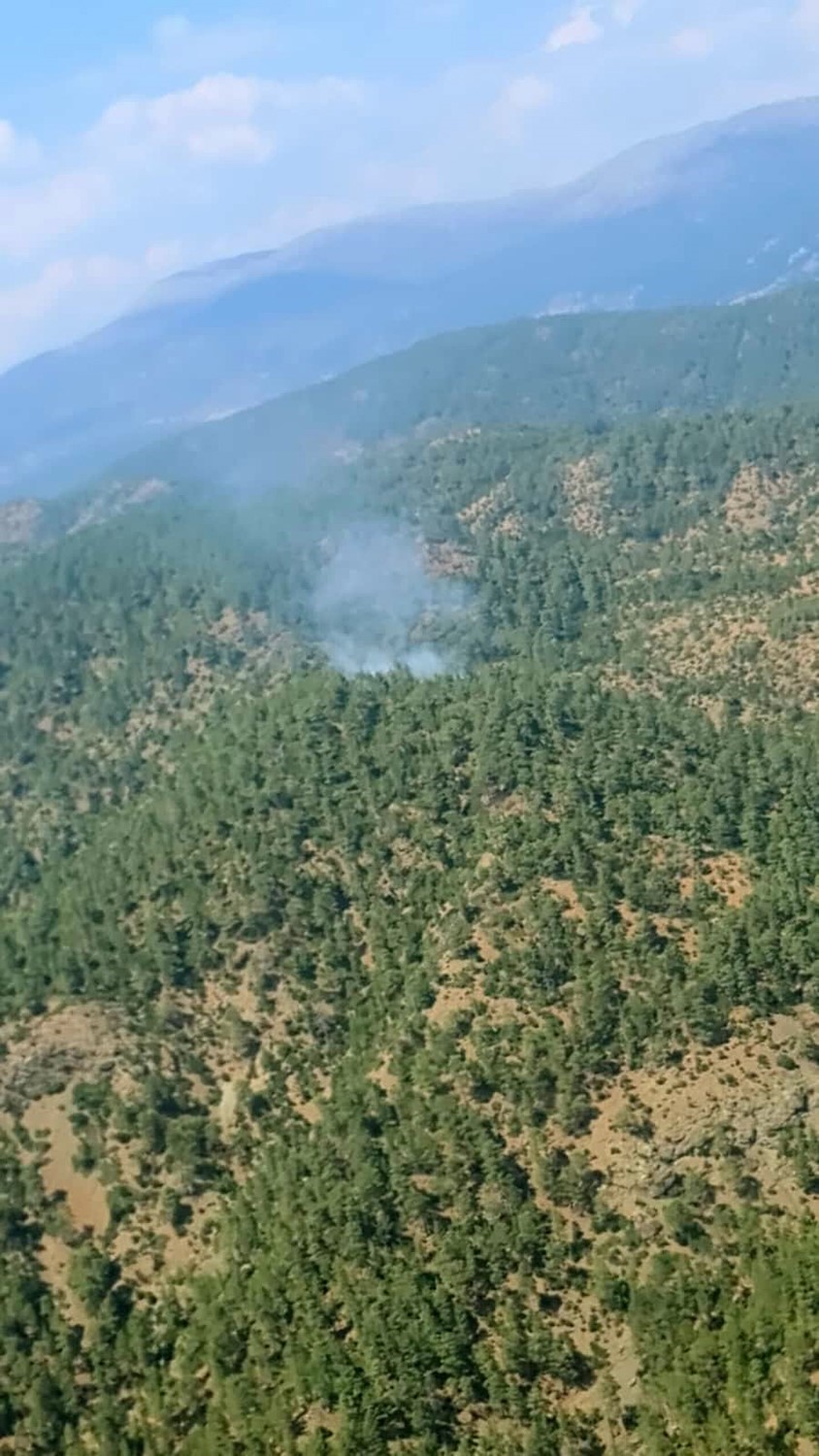 Sarp araziye 2 kilometre hortum çeken ateş savaşçıları yangını söndürdü