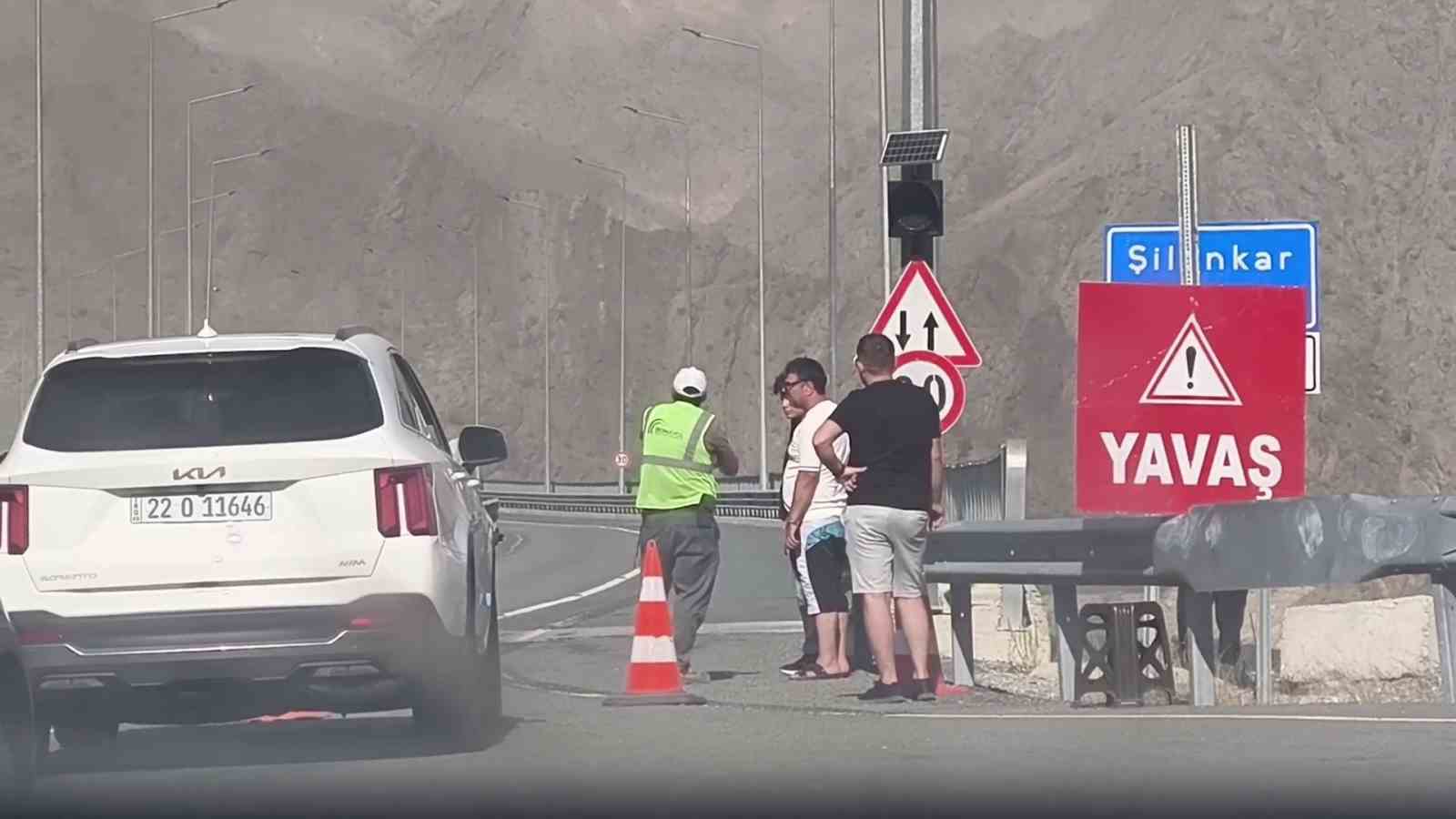 Uluslararası yol saatlerce kapandı: Vatandaşlar tepkili