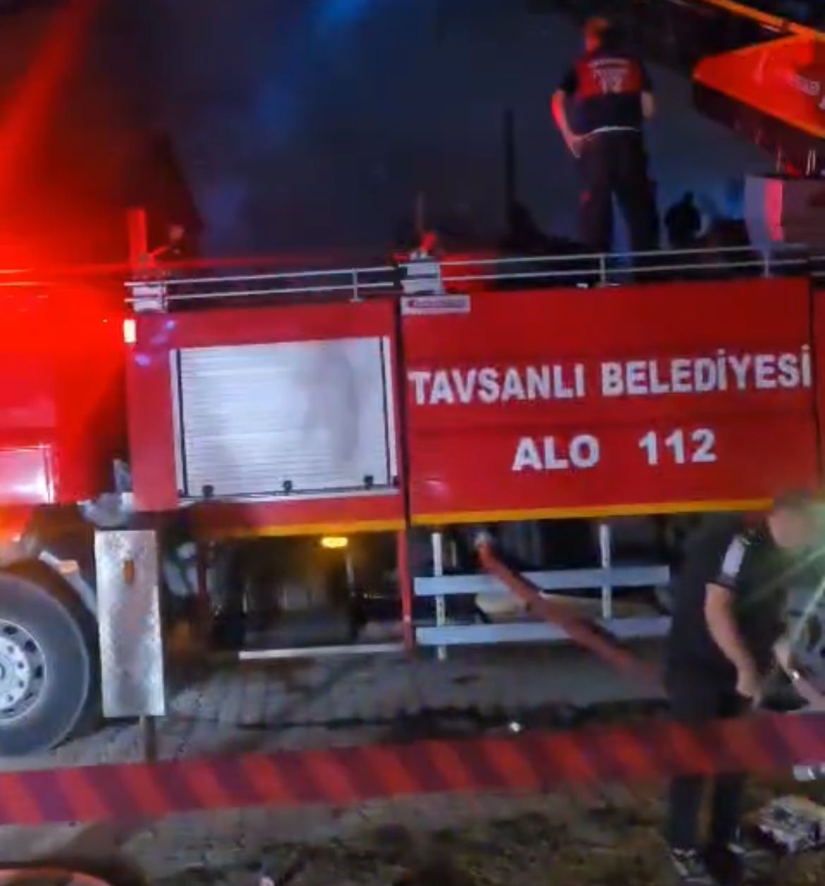 Tavşanlı’da çıkan yangında 4 ev kullanılamaz hale geldi