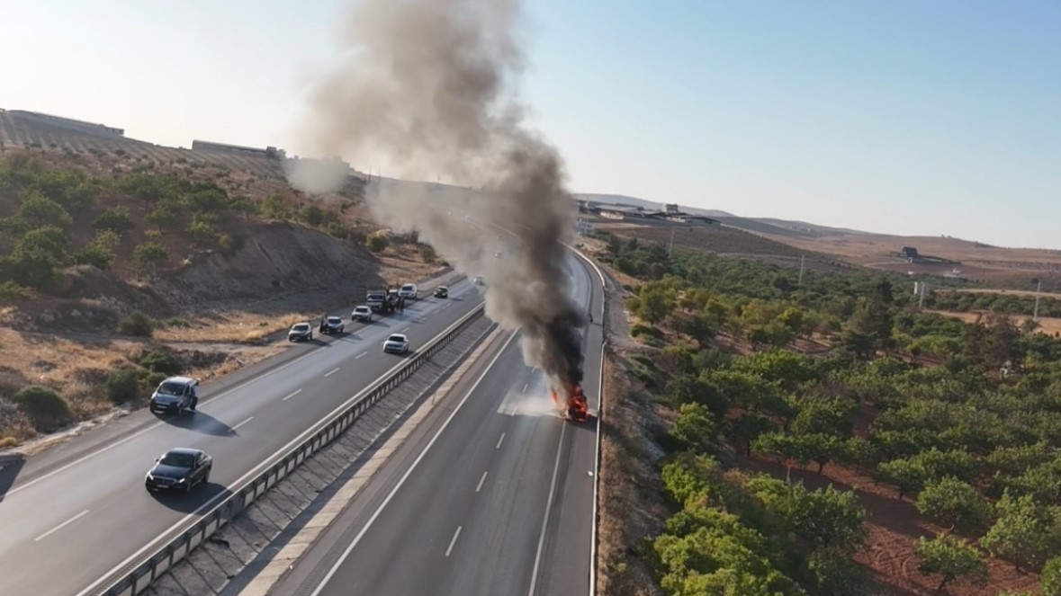 Gaziantep’te seyir halindeki otomobil alev topuna döndü: O anlar dron kamerasında