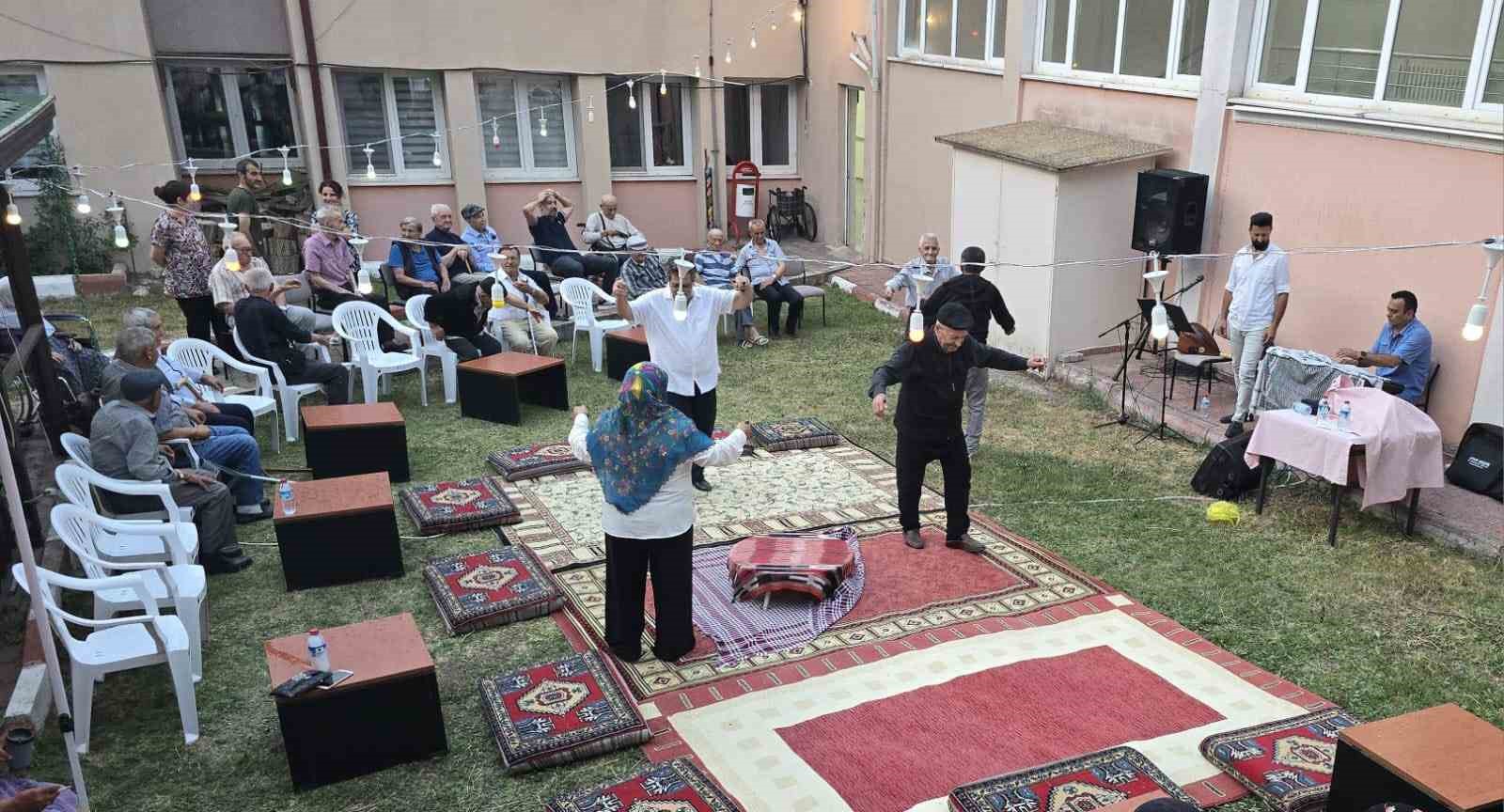 Huzurevinde sıra gecesi coşkusu