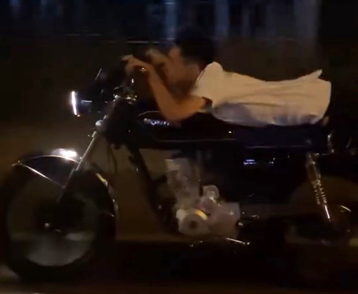 Bolu’da D-100’de motosikletin üstünde yatarak tehlikeli yolculuk yapan magandalar kamerada