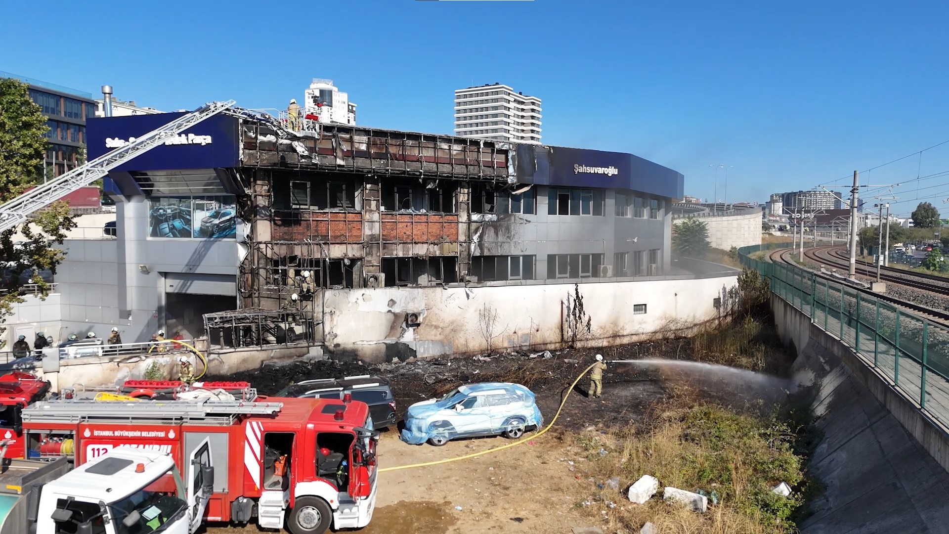 Pendik’te arazi yangını: Milyonluk sıfır araçlar son anda kurtarıldı