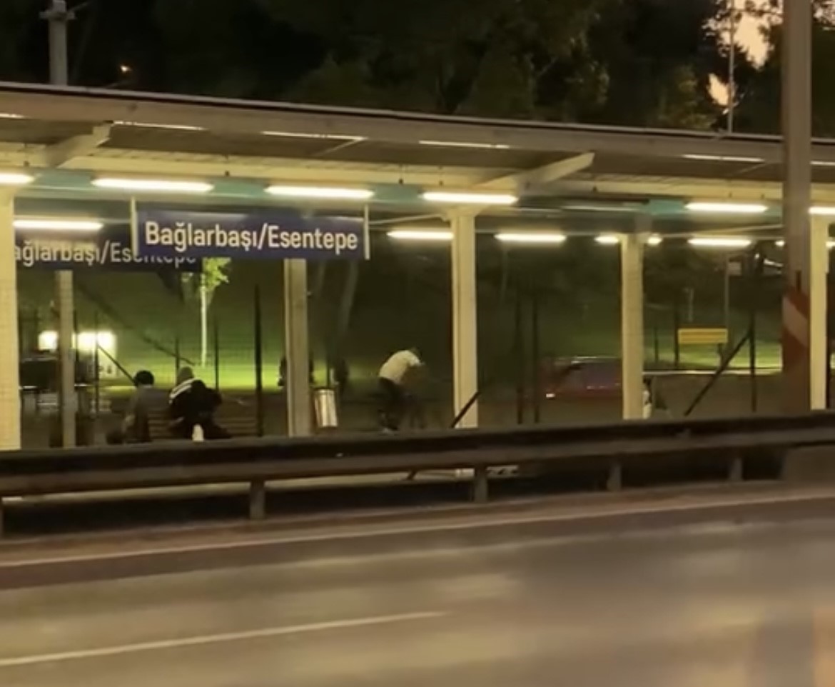 Metro istasyonunda tek teker üzerinde bisiklet sürdü