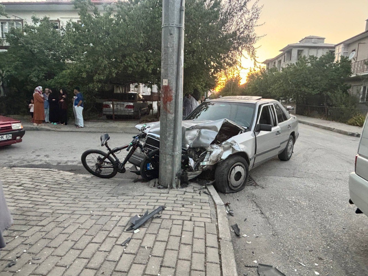 Erzincan’da iki otomobil çarpıştı, yoldan geçen bisikletli çocuk yaralandı