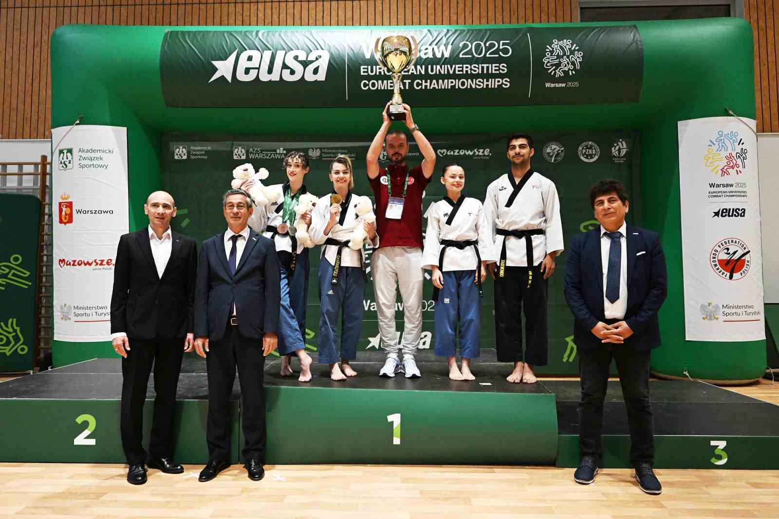 Anadolu Üniversitesi’nden Avrupa’da madalya yağmuru