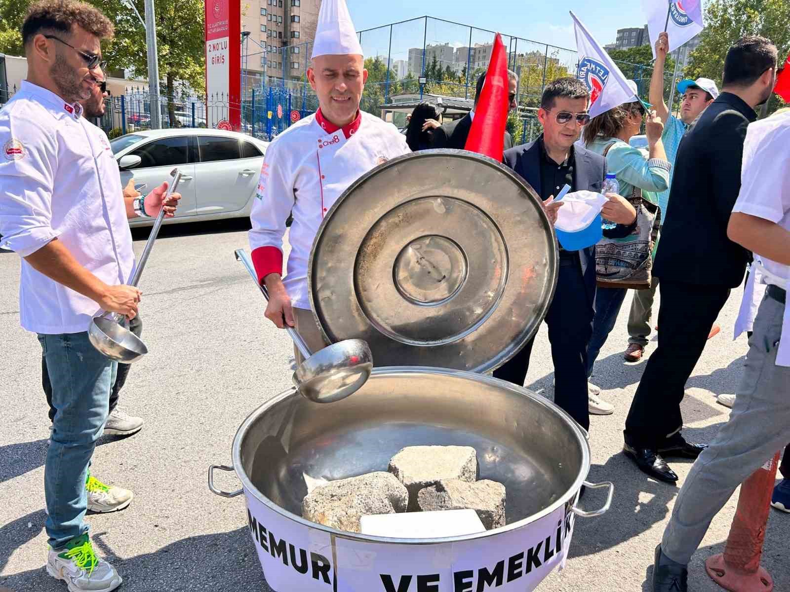 Devlet Memurları Konfederasyonu’dan Çalışma ve Sosyal Güvenlik Bakanlığı önünde 8. Dönem Toplu Sözleşme eylemi