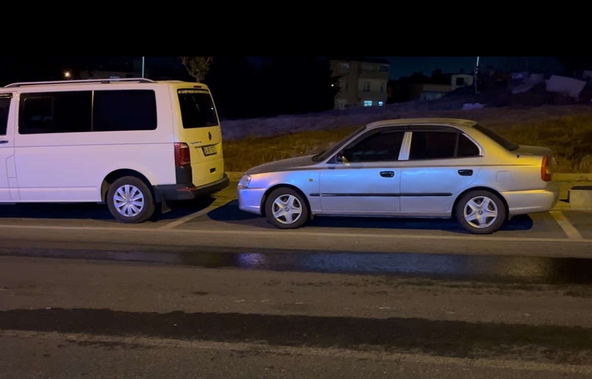 Kaygan zemine kapılan motosikletin devrildiği anlar kamerada