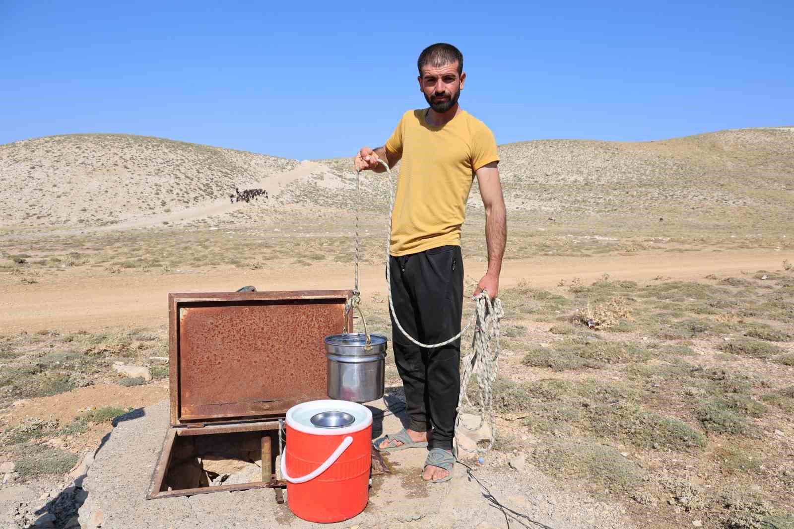Kahramanmaraş’ta konargöçerler Ahır Dağı zirvesindeki yerlerini aldı