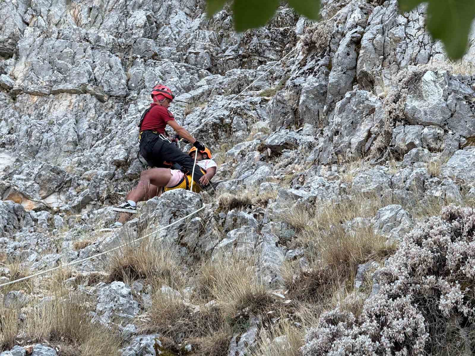 Fethiye’de kayalık alana sert inen paraşütçü ve yolcusu kurtarıldı