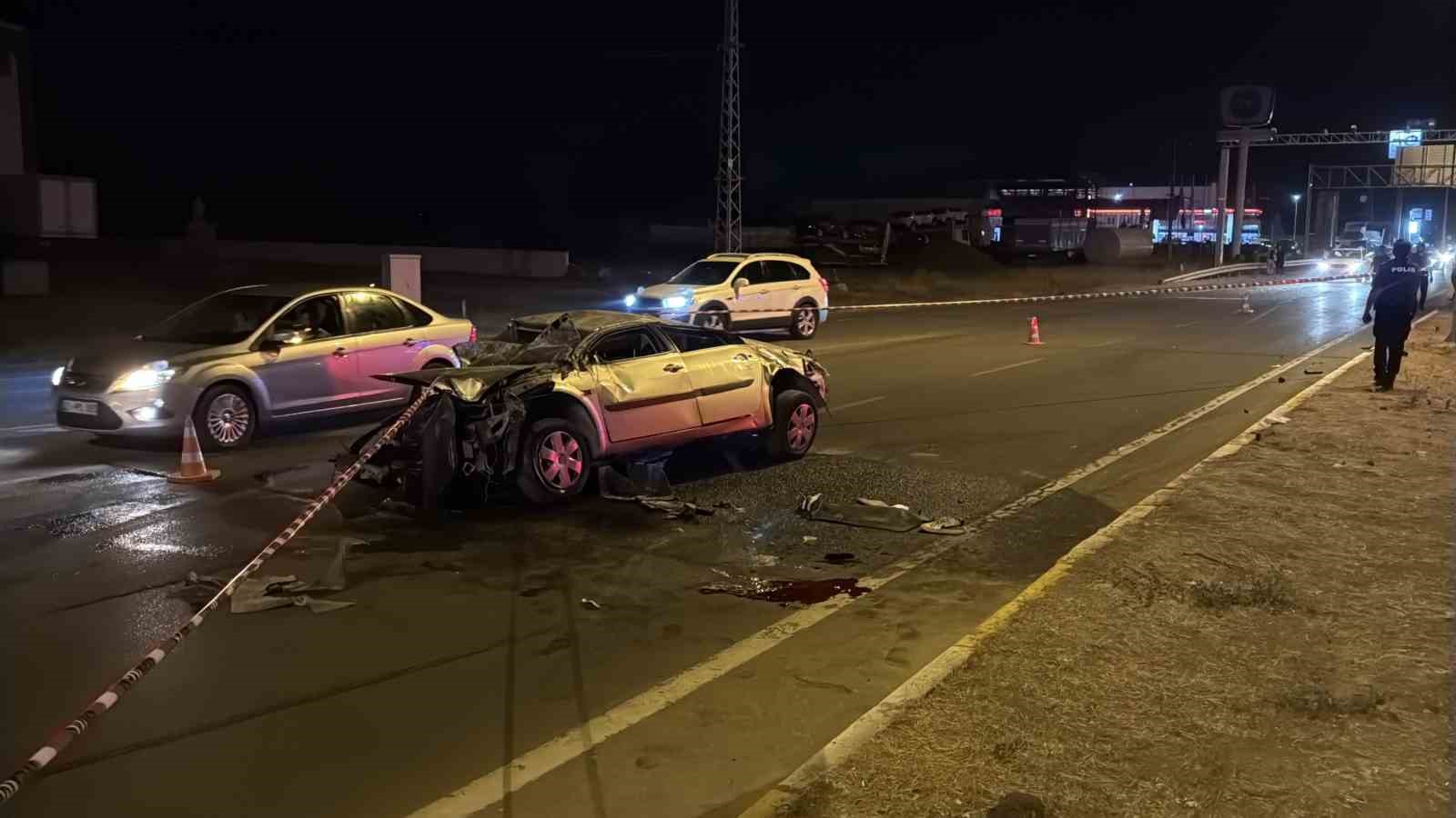 Bariyere çarpan otomobil metrelerce sürüklendi: 1 ölü, 1 yaralı