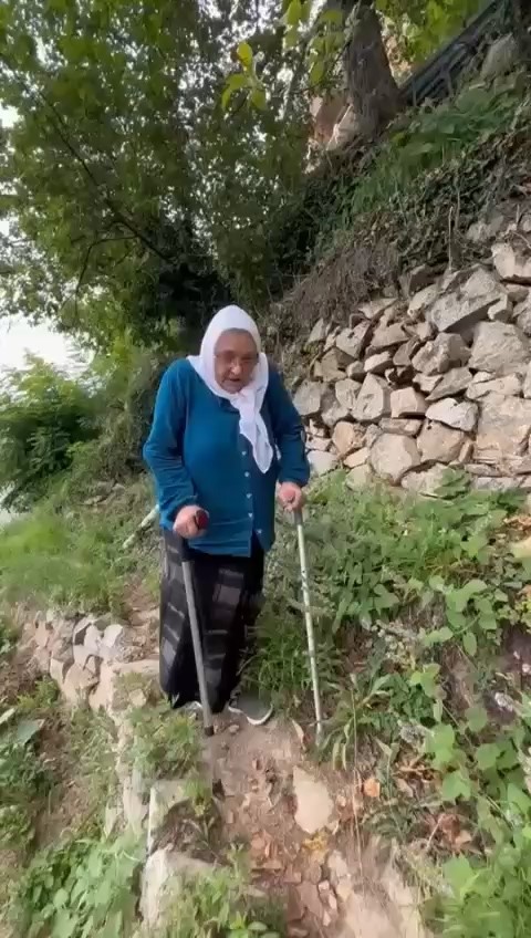 Yolu olmayınca 400 metre patika yoldan koltuk değnekleri ile yürüyor