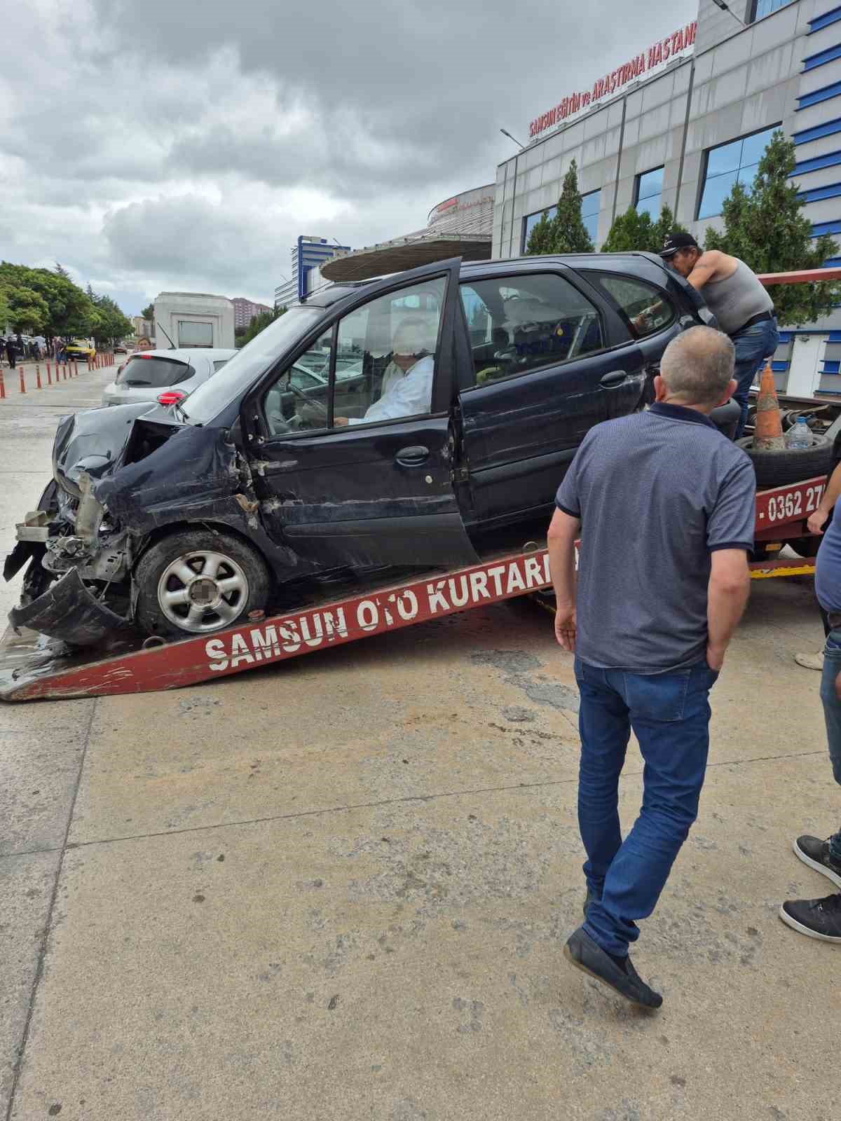 Kaza yaptı, hurdaya dönen aracından inmeyip çekiciyle hastaneye gitti