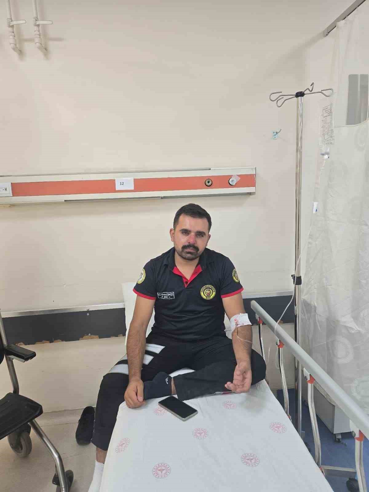 Trafik kazası geçiren itfaiye erleri yaralı halde yangına müdahale etti