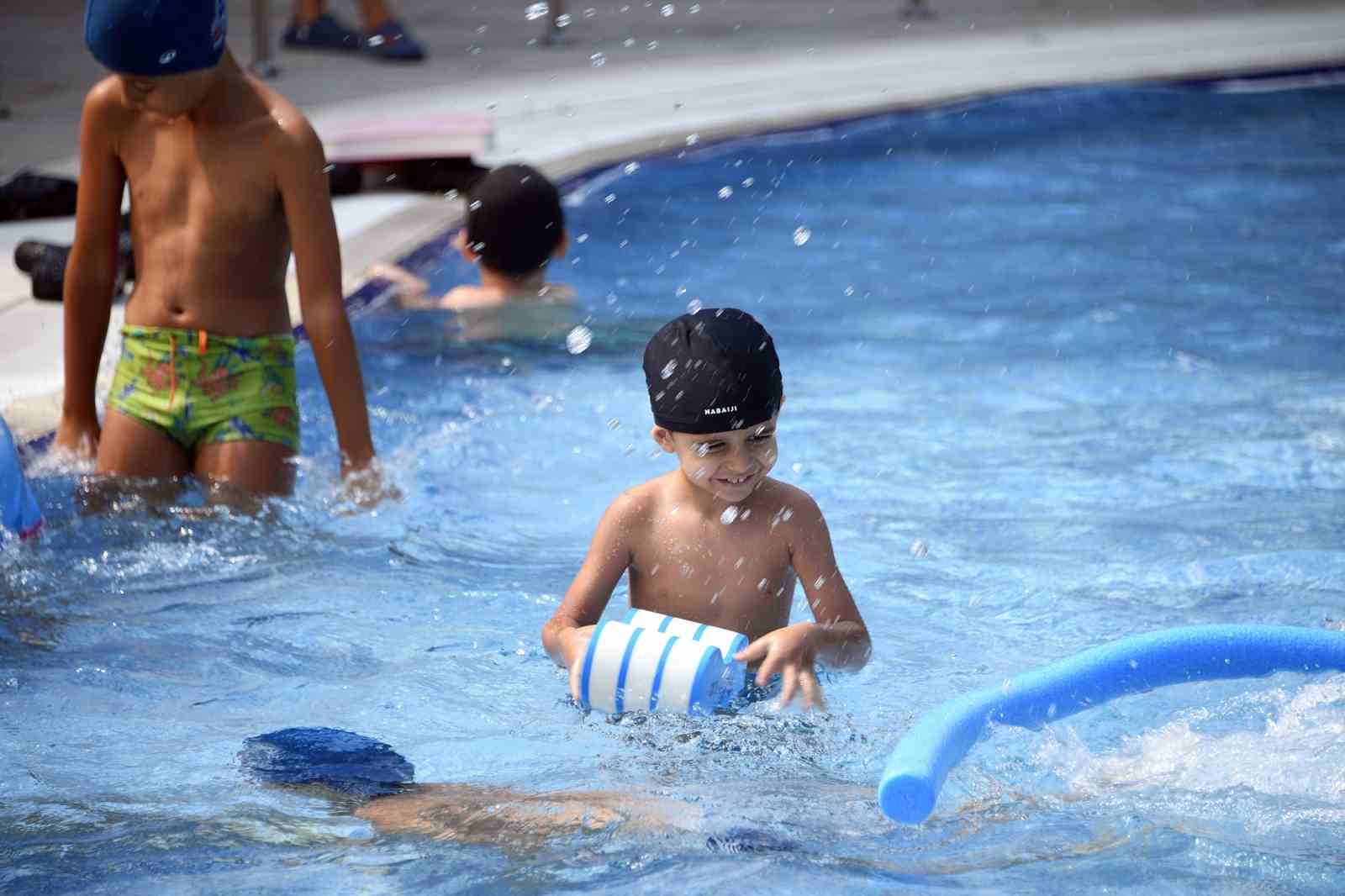 Osmangazi’de minikler yaz tatilinde yüzmeyi öğrendi