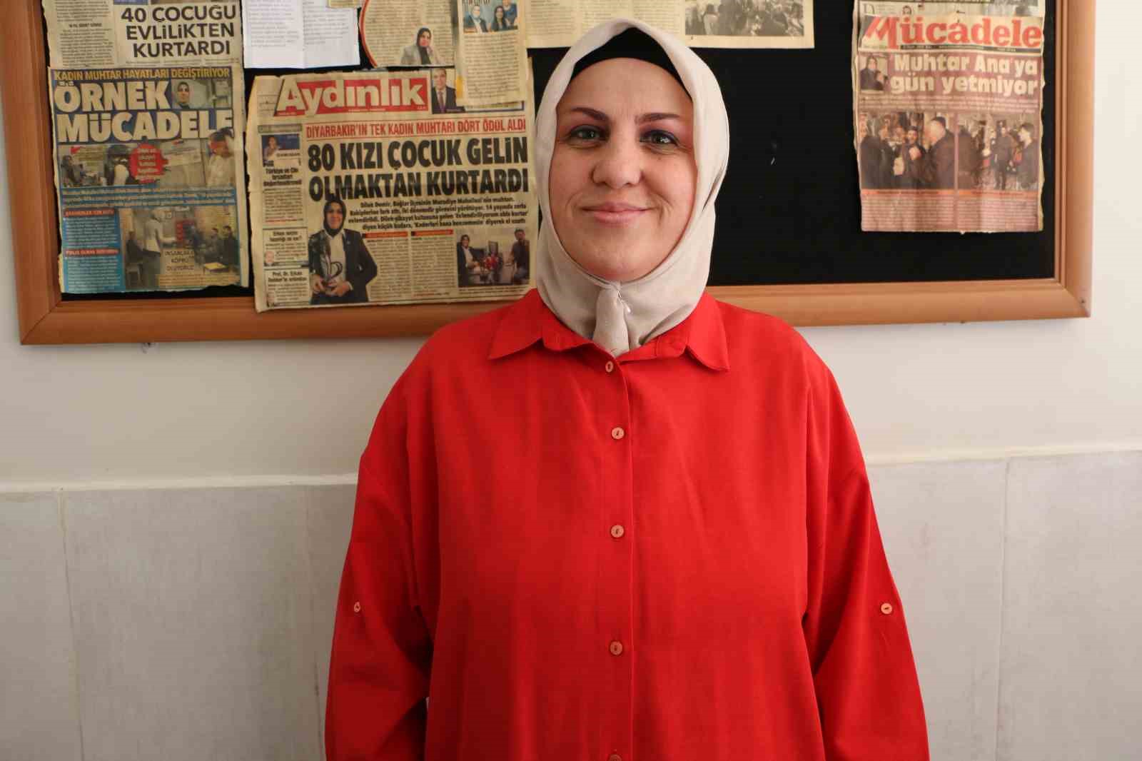 Orta okulda iken önlüğü çıkartılıp gelinlik giydirilen muhtar, 53 yaşında üniversiteli oldu