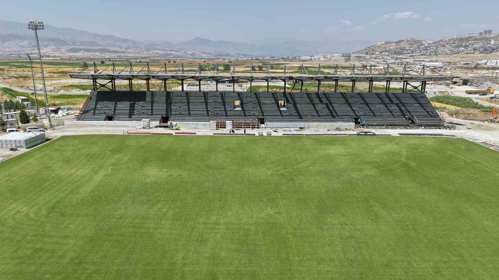 Kahramanmaraş’ta 4 bin kişilik futbol sahası hızla yapılıyor