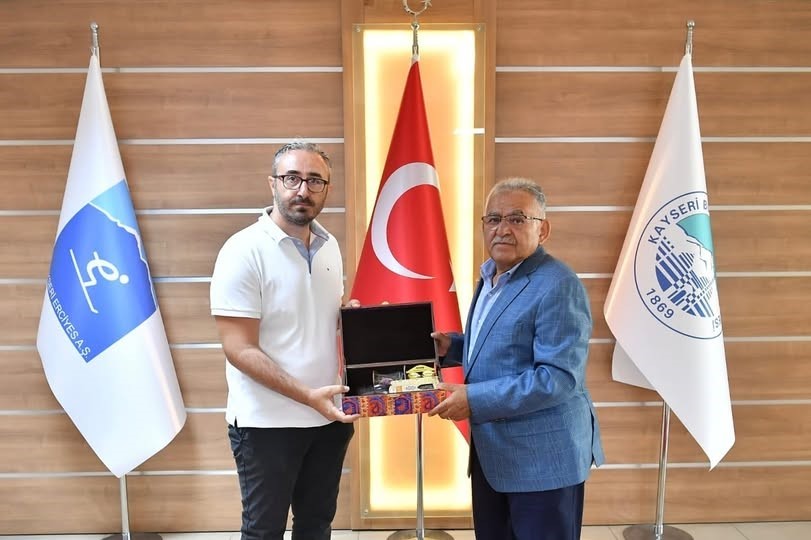 Erciyes’in Türk Dünyası üyeliği, Başkan Büyükkılıç’a takdim edildi