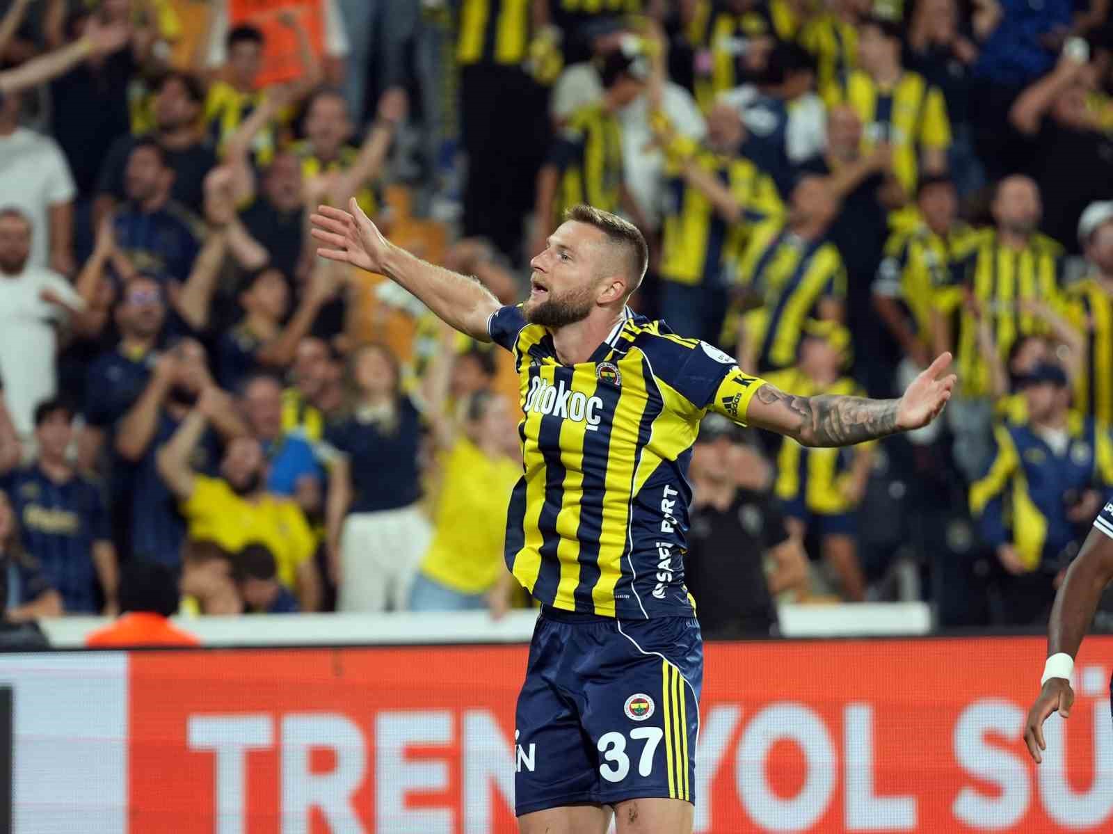 Trendyol Süper Lig: Fenerbahçe: 1 - Kocaelispor: 0 (Maç devam ediyor)