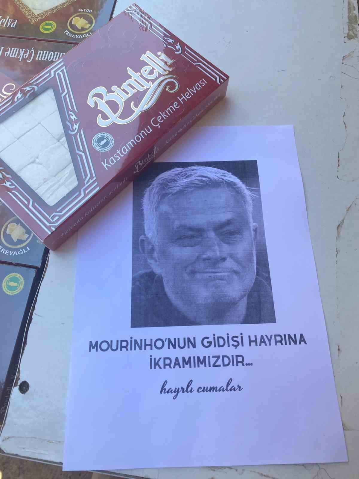 Fenerbahçe taraftarları, Mourinho’nun gidişini çekme helva dağıtarak kutladı