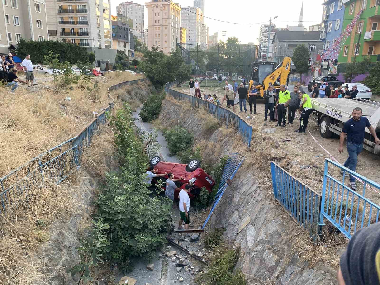 Ümraniye’de otomobiller çarpıştı, araçlardan biri dereye düştü
