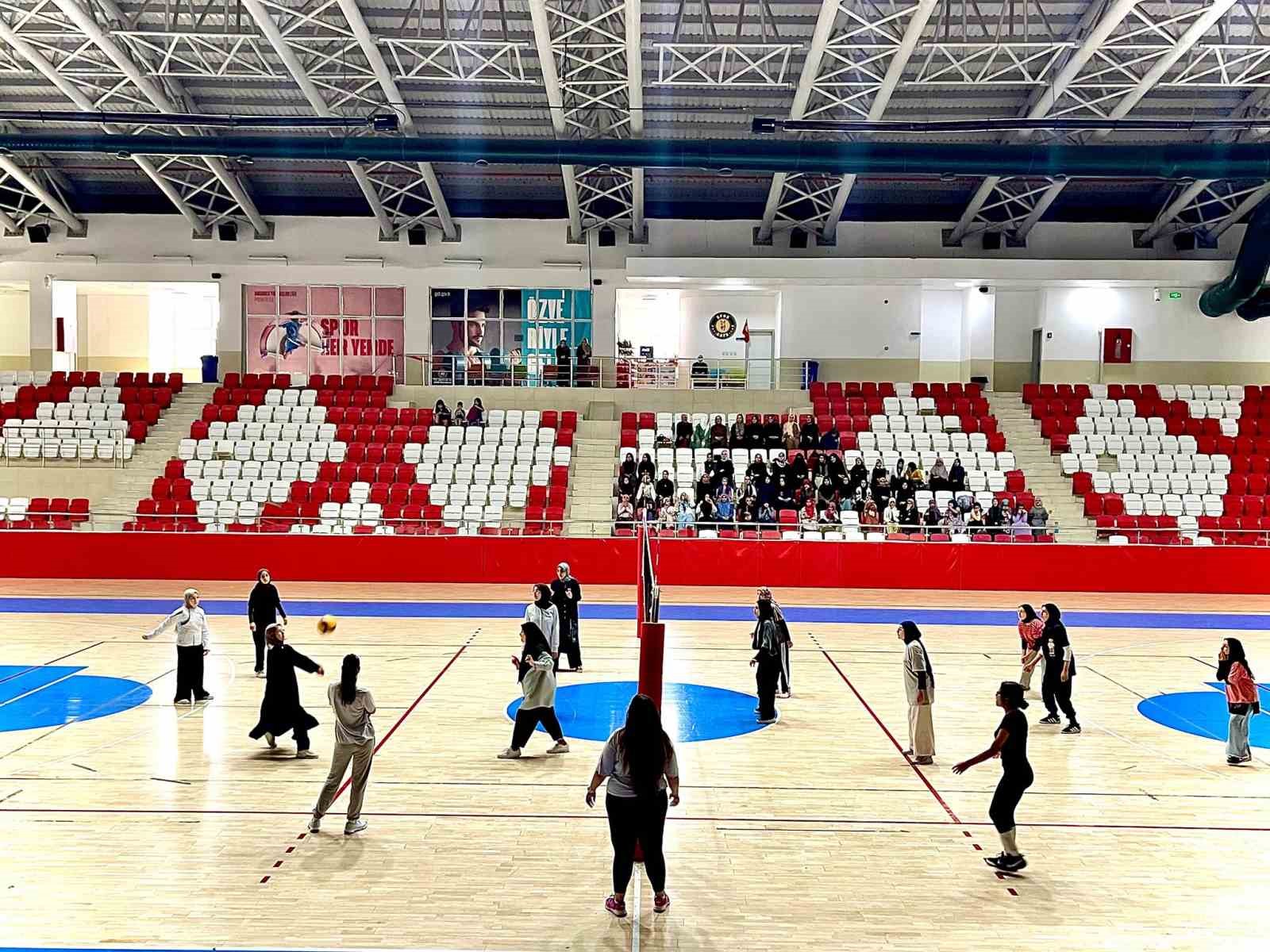Bozüyük’te öğrenciler voleybol finalinde ter döktü