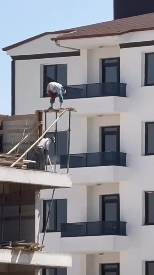 İnşaat işçilerinin tehlikeli çalışması kameraya yansıdı