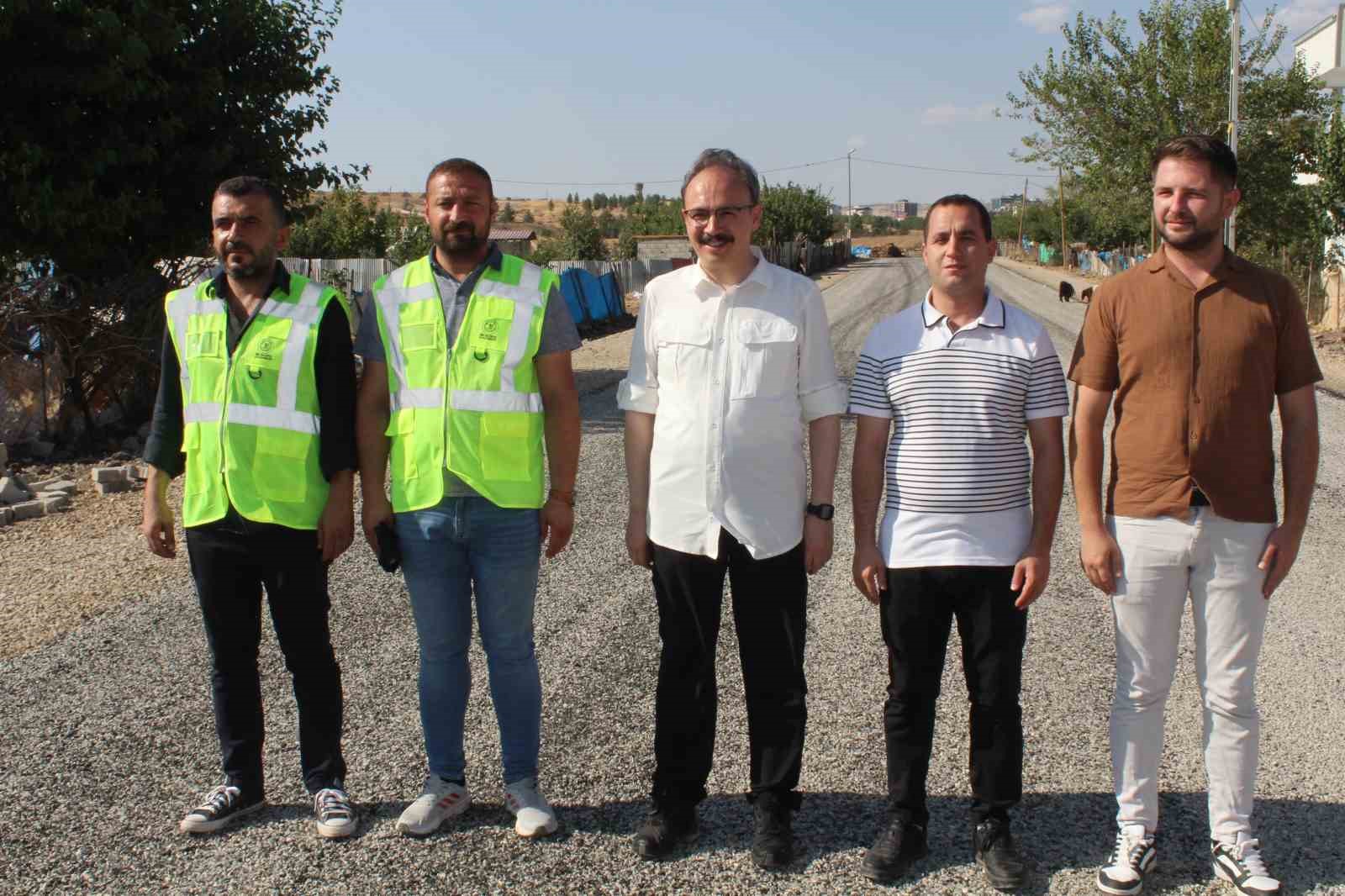 Siirt Valisi Kızılkaya mahalle toplantılarında vatandaşlarla bir araya geliyor