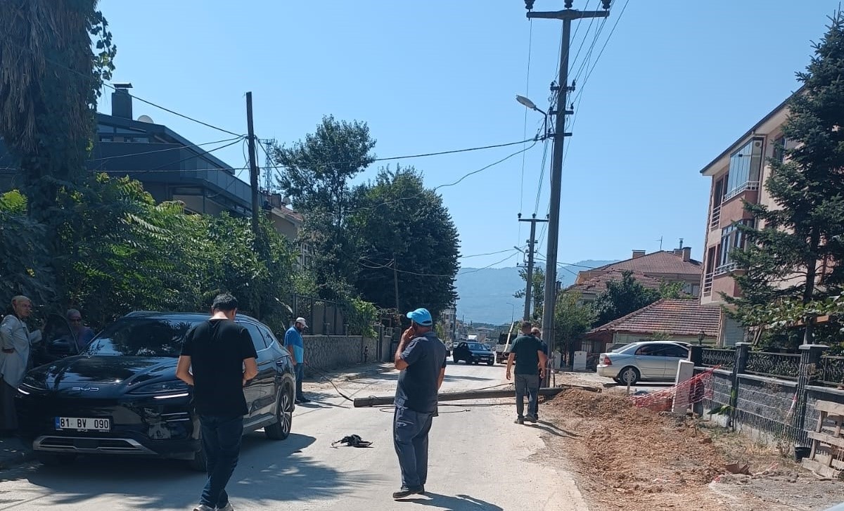 Otomobilin üzerine telefon direği devrildi