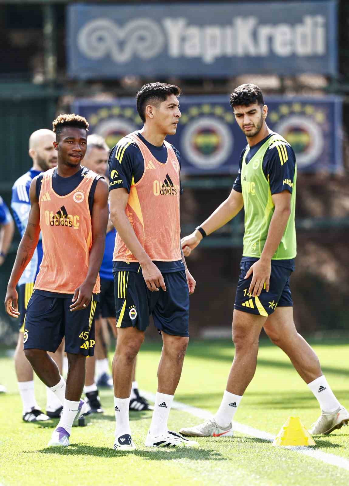 Fenerbahçe’de yeni transfer Edson Alvarez, ilk antrenmanına çıktı