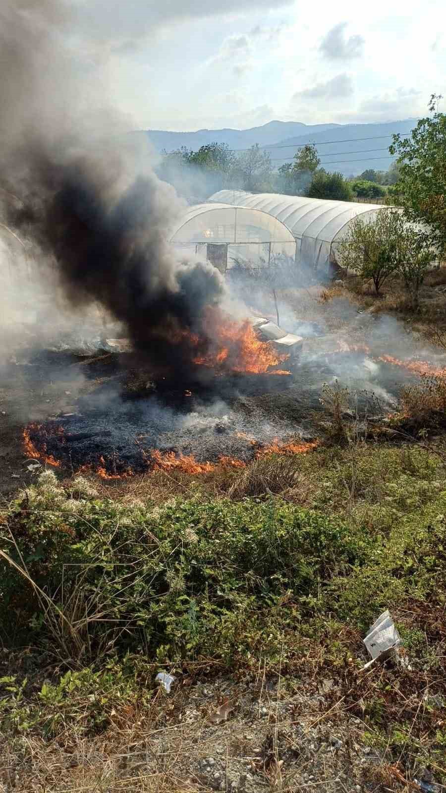 Şarampole uçan otomobil alev topuna döndü