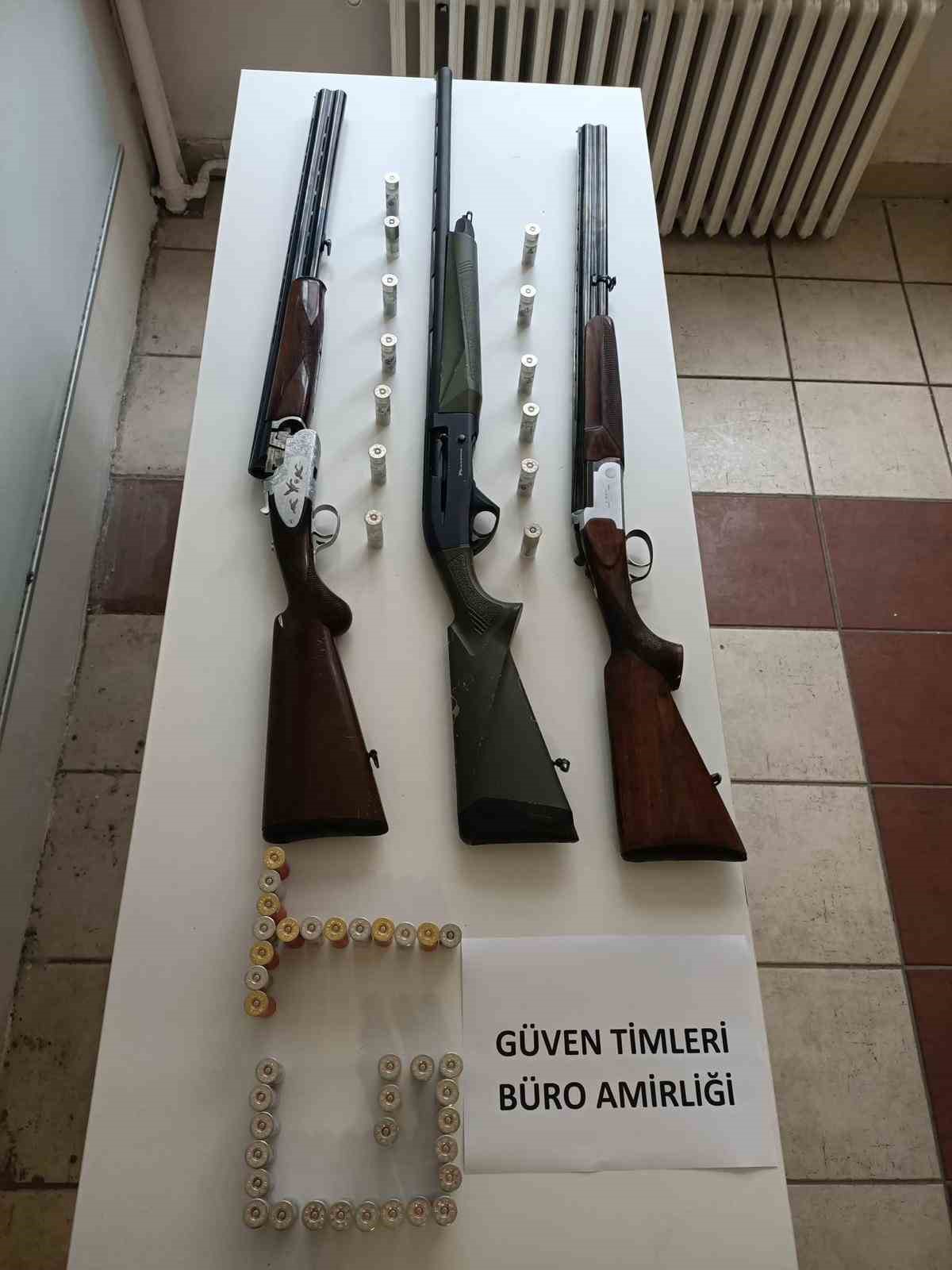 Cips paketinden uyuşturucu çıktı, silahlar ele geçirildi
