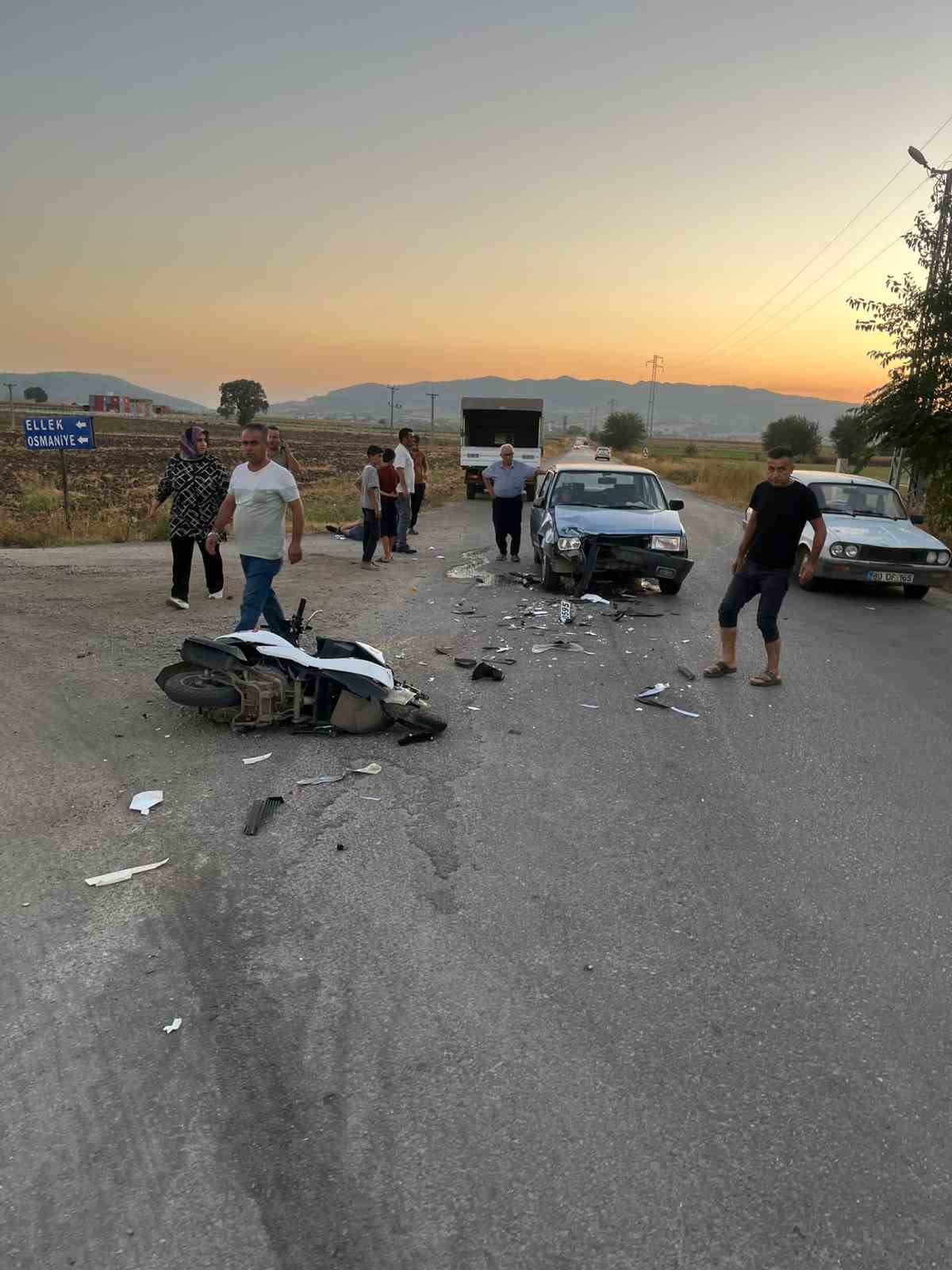 Motosikletle otomobil çarpıştı: 3 yaralı